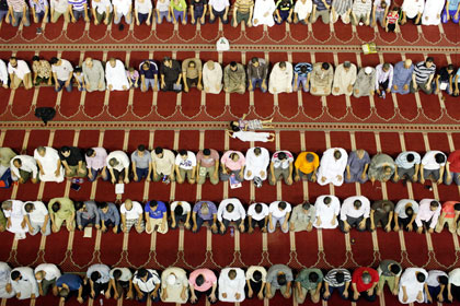 Вечерняя молитва в мечети во время Рамадана