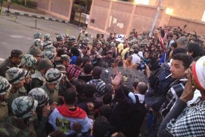 Армия начала окружать офис Мурси колючей проволокой