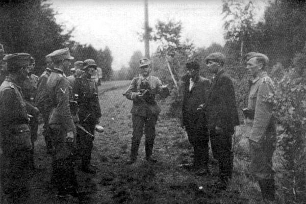 Бойцы дивизии СС «Галичина» и пленные поляки