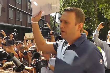 Алексей Навальный во время подачи подписей муниципальных депутатов в Мосгоризбирком