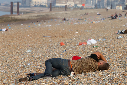 Мужчина лежит на пляже английского города Брайтон