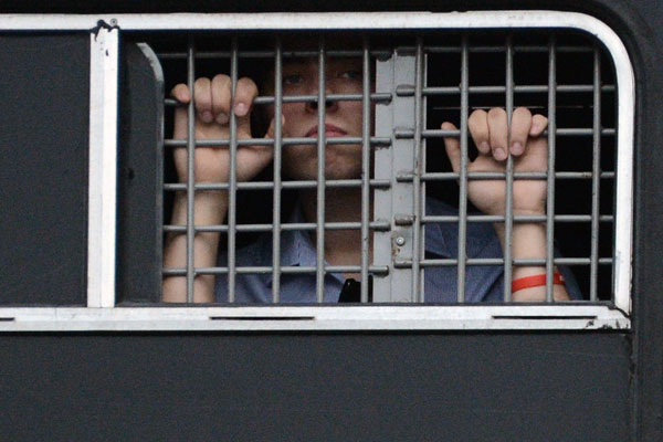 Задержанный участник акции на Моховой улице в «автозаке»