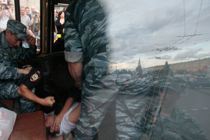Сотрудники полиции избивают задержанного на митинге в Москве