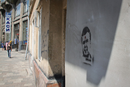 Граффити с изображением Януковича на улице Львова