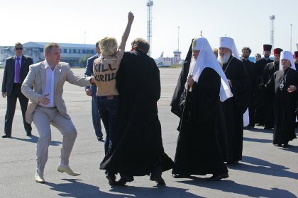 Активистка FEMEN Яна Жданова во время прошлогодней акции против визита российского патриарха на Украину