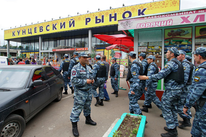 На московских рынках за два дня задержали тысячу человек