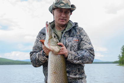 Владимир Путин во время рыбалки на реке Урбун