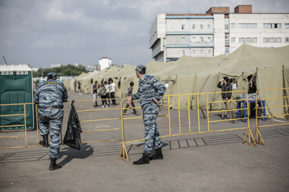 Сотрудники полиции в палаточном лагере для мигрантов в Гольяново