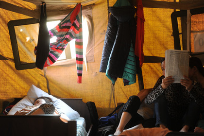 Мигранты во временном палаточном лагере для мигрантов в районе Гольяново в Москве
