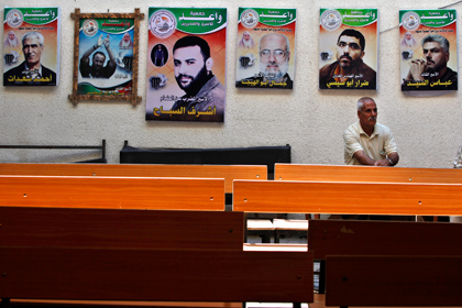 Плакаты с портретами заключенных палестницев