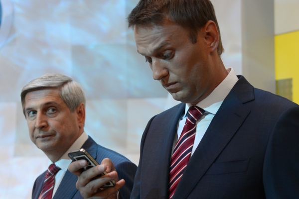 Алексей Навальный (справа) на предвыборных дебатах