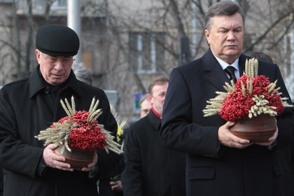 Виктор Янукович (справа) на Дне памяти жертв Голодомора