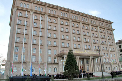 Секвойя перед зданием МИД Таджикистана