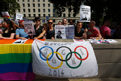ЛГБТ-активисты во время протеста в Лондоне
