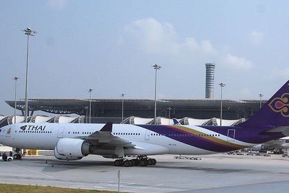 Самолет Thai Airways в аэропорту Бангкока