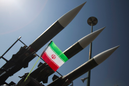 Иранский флаг на фоне российских ракет класса «земля-воздух»