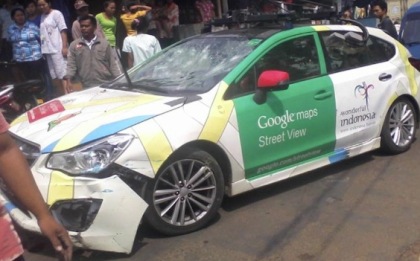 Попавший в аварию в Индонезии автомобиль Google  