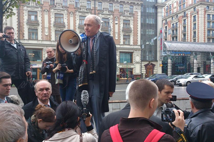 Участники акции протеста против законопроекта о реформе РАН около здания Госдумы
