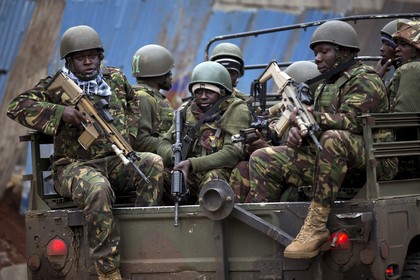 Кенийские военнослужащие у торгового центра в Найроби