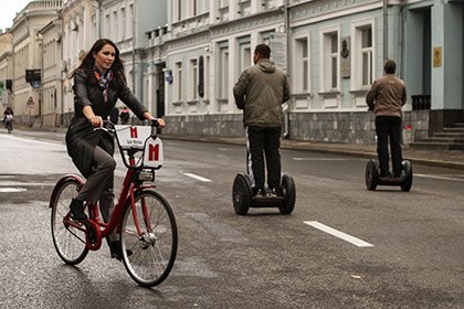 Прокат велосипедов и Segway, организованный для «Недели без автомобилей» на Рождественском бульваре в Москве