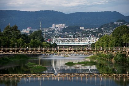 Пешеходный мост через реку Сочи