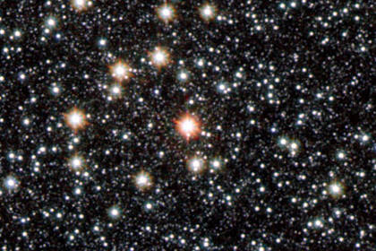 Коричневый карлик (в центре) в окружении звезд