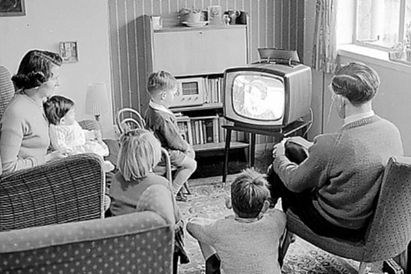 Британская семья за просмотром телефильма, 1970 год