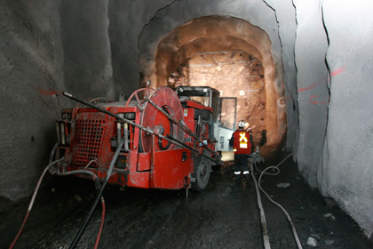 Одна из золотодобывающих шахт в Киргизии