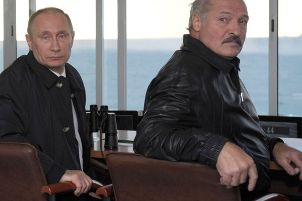 Владимир Путин и Александр Лукашенко на полигоне «Хмелевка» во время российско-белорусских военных учений«Запад-2013»