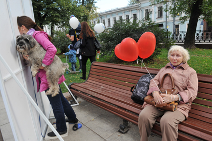Пенсионерка во время празднования Дня города в Москве