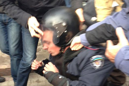Возле Киевсовета поцарапали милиционеров