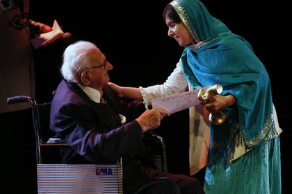 Сэр Николас Уинтон и Малала Юсуфзаи на церемонии вручения премии