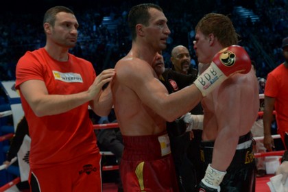 Виталий Кличко (слева), Владимир Кличко (в центре) и Александр Поветкин после боя 6 октября 2013 года. 