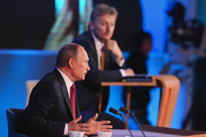 Владимир Путин и Дмитрий Песков на пресс-конференции 20 декабря 2012 года