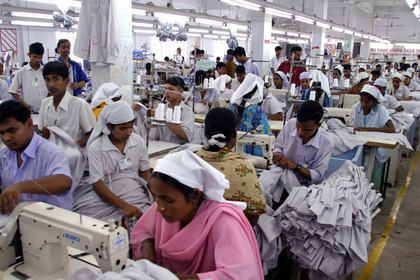 Рабочие на швейной фабрике в Газипуре