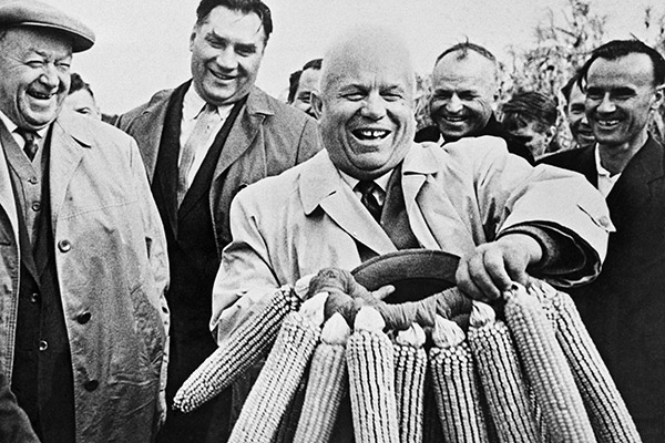 Никите Хрущеву вручают венок из кукурузы в одном из колхозов Украины, 1963 год