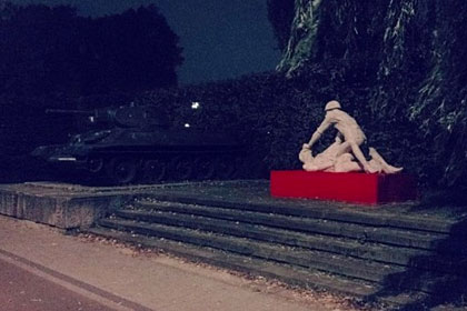 В Гданьске демонтировали скульптуру советского солдата-насильника