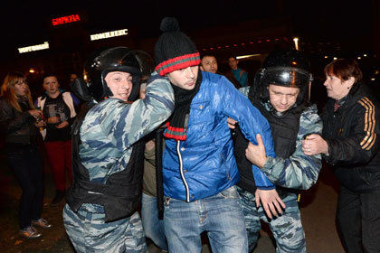 Сотрудники правоохранительных органов задерживают нарушителя правопорядка у торгового центра «Бирюза»