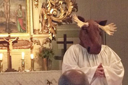 Шведский пастор прочла проповедь в костюме лося