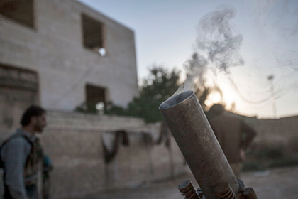 Дымящийся ствол миномета сирийских повстанцев