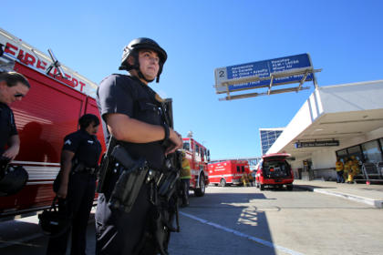 Сотрудники полиции у входа в терминал аэропорта Лос-Анджелеса
