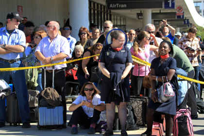 Эвакуированные пассажиры у одного из терминалов аэропорта Лос-Анджелеса