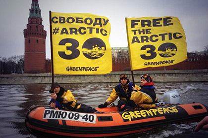 Активисты Greenpeace проплыли мимо Кремля