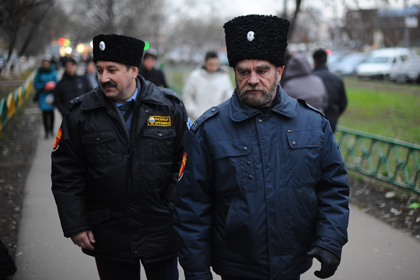 Участники казачьей дружины патрулируют улицы в районе станции метро «Люблино» в Москве