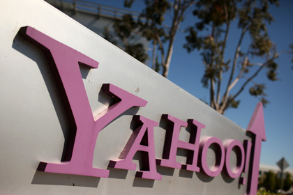 Логотип Yahoo! у здания штаб-квартиры компании