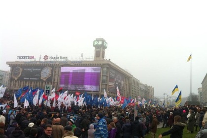 На площади Независимости в Киеве собрались десятки тысяч человек