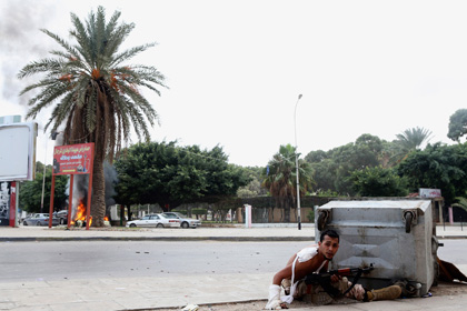 Солдат ливийской армии во время столкновений с исламистами