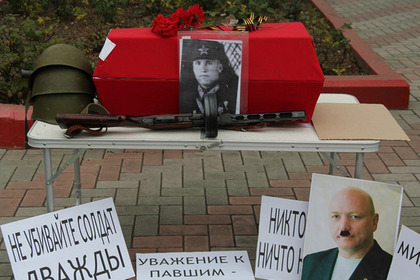 К горсовету Керчи принесли останки советских солдат