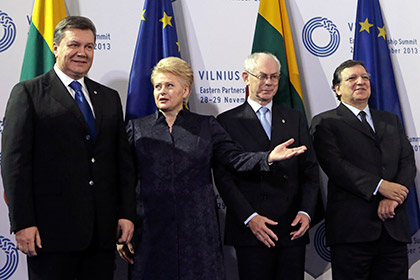 Виктор Янукович, Даля Грибаускайте, Херман ван Ромпей и Жозе Мануэль Баррозу на саммите в Вильнюсе