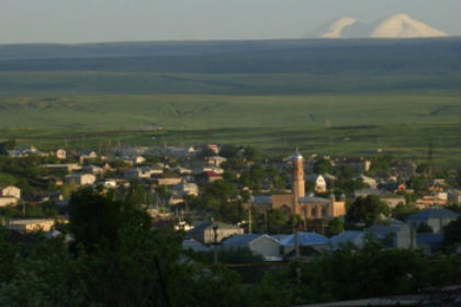 Вид на административный центр Малокарачаевского района село Учкекен